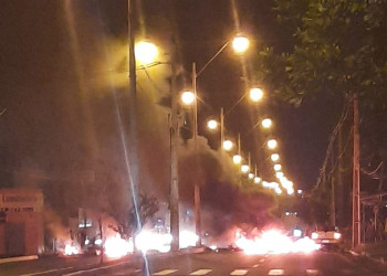 Moradores ateiam fogo em pneus em protesto contra falta de energia no Parque Mão Santa